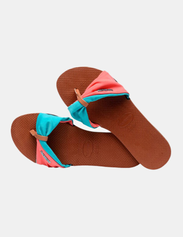 Infradito Havaianas Marrone - Ciabatte modello infradito su base marrone con fascia in tessuto rosa e azzurro. La calzata è