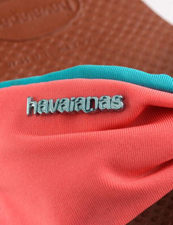 Infradito Havaianas Marrone - Ciabatte modello infradito su base marrone con fascia in tessuto rosa e azzurro. La calzata è