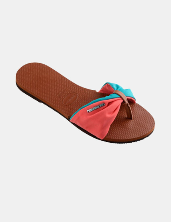 Infradito Havaianas Marrone - Ciabatte modello infradito su base marrone con fascia in tessuto rosa e azzurro. La calzata è