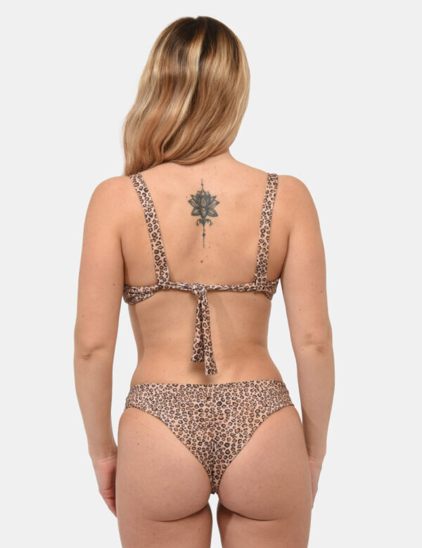 Slip Sundek Marrone - Slip costume modello brasiliana in total animalier. La vestibilità è morbida e regolabile grazie ad el