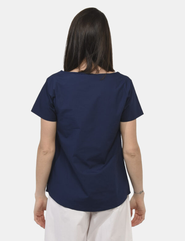 T-shirt Rue De Clerie Blu - T-shirt in cotone spesso ed in total blu navy. Presente girocollo classico e qualche cucitura ev