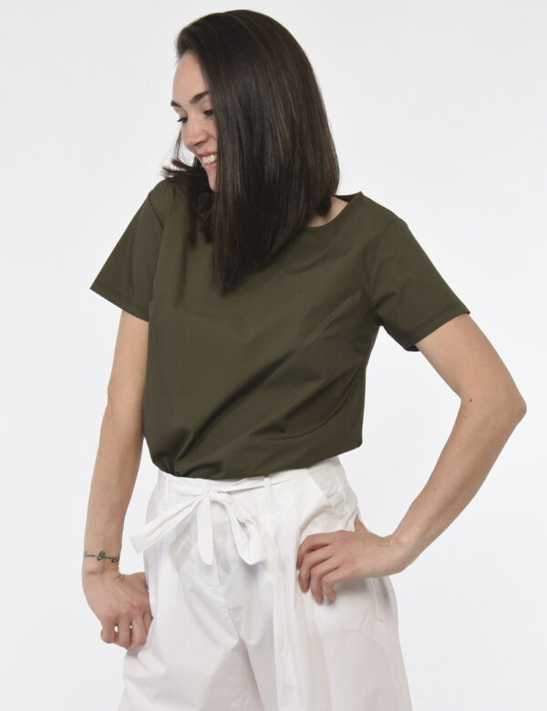 T-shirt Rue De Clerie Verde - T-shirt in cotone spesso ed in total verde militare. Presente girocollo classico e qualche cuc