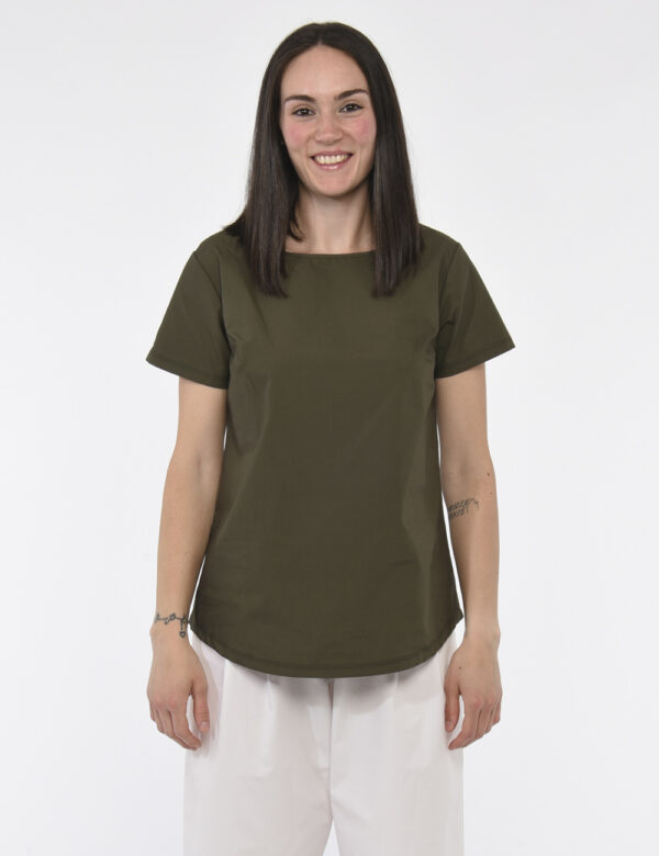 T-shirt Rue De Clerie Verde - T-shirt in cotone spesso ed in total verde militare. Presente girocollo classico e qualche cuc