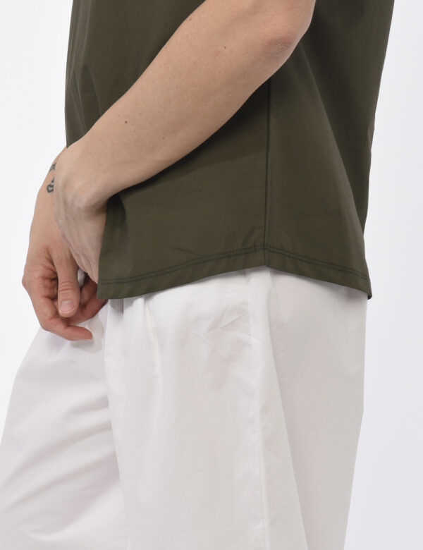 T-shirt Rue De Clerie Verde - T-shirt in cotone spesso ed in total verde militare. Presente girocollo classico e qualche cuc