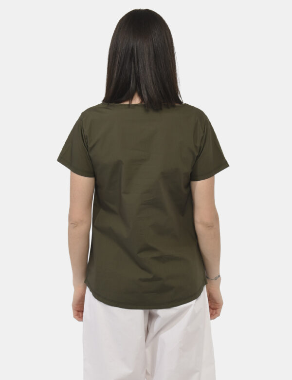 T-shirt Rue De Clerie Verde - T-shirt in cotone spesso ed in total verde militare. Presente girocollo classico e qualche cuc