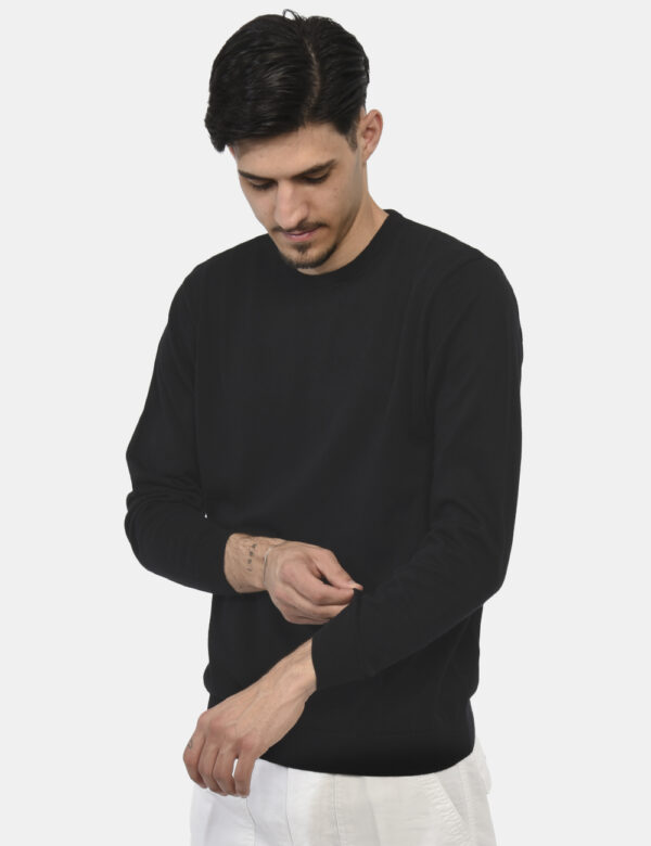 Maglione Sseinse Nero - Maglione leggero in total nero con girocollo classico. La vestibilità è morbida e regolare. Il magli