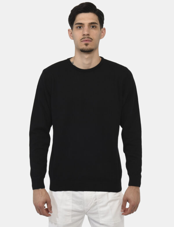 Maglione Sseinse Nero - Maglione leggero in total nero con girocollo classico. La vestibilità è morbida e regolare. Il magli