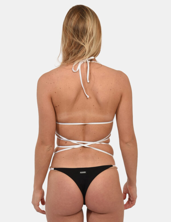Top Sundek Nero - Costume modello bikini a triangolo su base nera con bordatura bianca. La vestibilità è morbida e regolabil