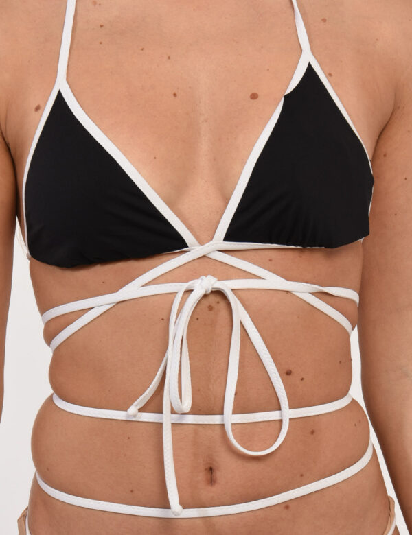 Top Sundek Nero - Costume modello bikini a triangolo su base nera con bordatura bianca. La vestibilità è morbida e regolabil