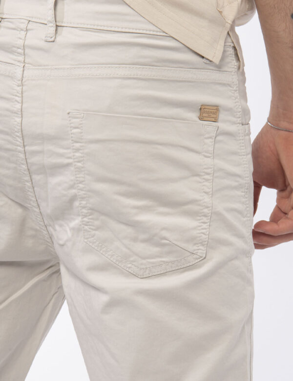 Pantaloni Sseinse Grigio - Pantaloni in cotone con taglio jeans in total bianco ghiaccio. Presenti tasche sagomate sul front