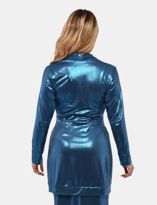 Blusa Vougue Azzurro - Blusa simil blazer morbido in total azzurro patinato. La vestibilità è pratica e regolabile grazie a