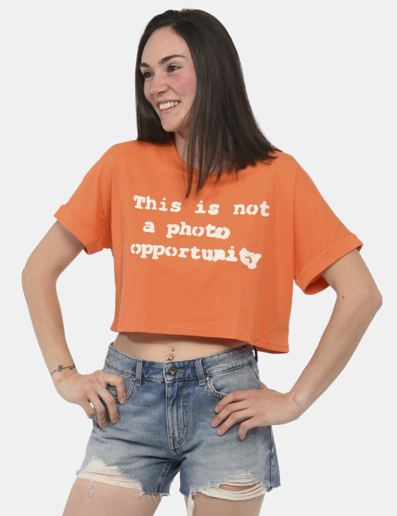T-shirt Guess Arancione - T-shirt corta con ombelico scoperto in total arancione con stampa citazione bianca. La vestibilità