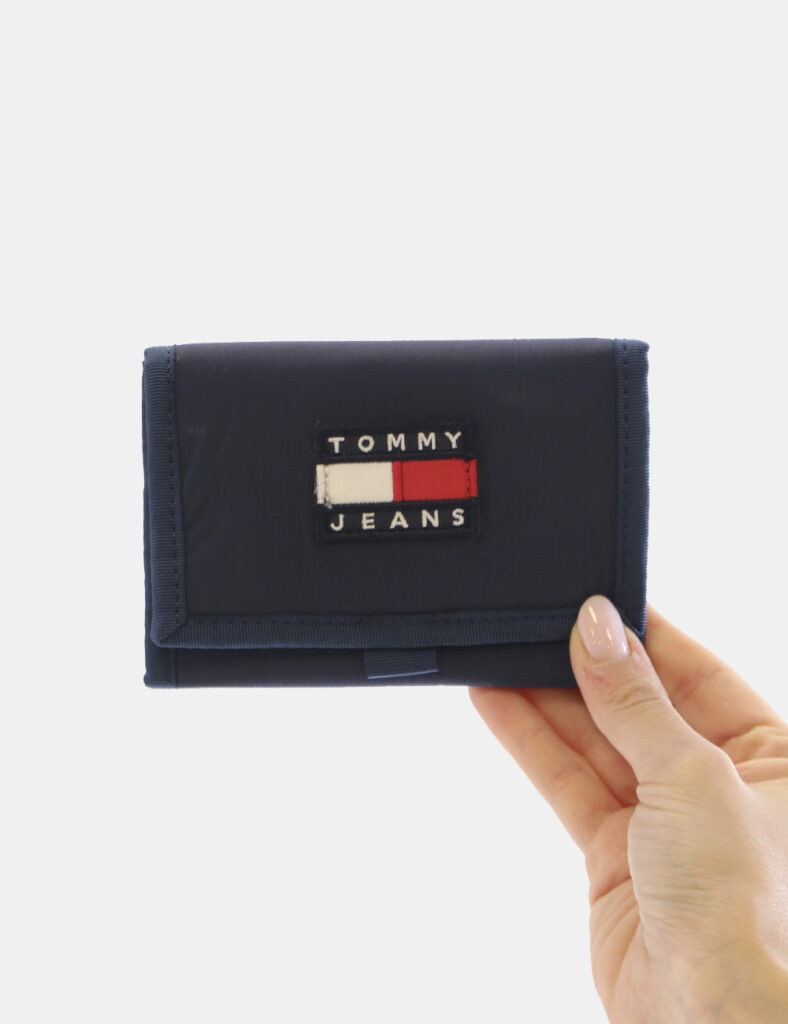 Portafogli Tommy Hilfiger Blu - Portafoglio in nylon blu con strap e logo frontale. Al suo interno presenta una tasca traspa