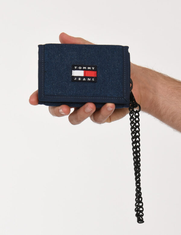 Portafogli Tommy Hilfiger Blu - Portafoglio con strap in denim con logo frontale e catena. Al suo interno presenta 6 tasche