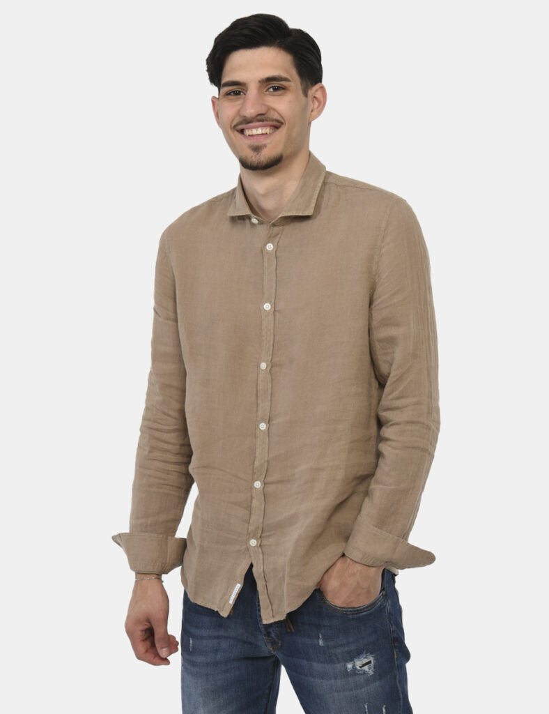 Camicia Gazzarrini Marrone - Camicia in lino in total marrone fango. La vestibilità è morbida e pratica grazie a bottoni ad