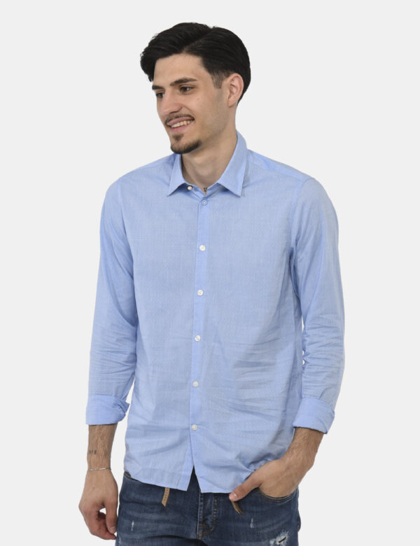 Camicia Gazzarrini Azzurro - Camicia classica in total azzurro con piccoli disegnini bianchi. La vestibilità è morbida e pra