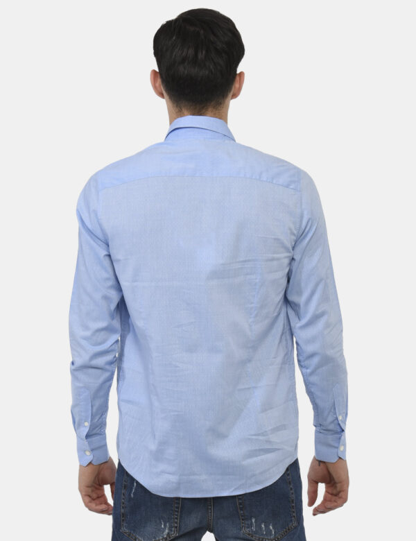 Camicia Gazzarrini Azzurro - Camicia classica in total azzurro con piccoli disegnini bianchi. La vestibilità è morbida e pra