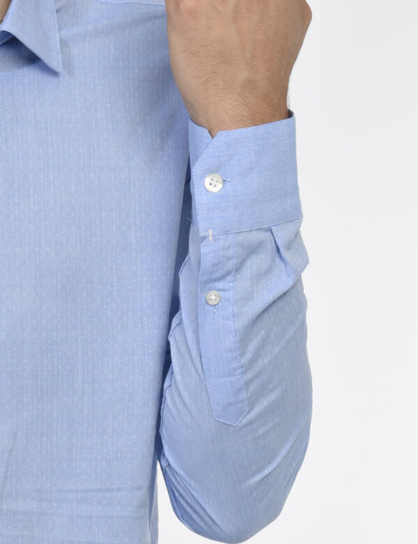 Camicia Gazzarrini Azzurro - Camicia classica in total azzurro con piccoli disegnini bianchi. La vestibilità è morbida e pra