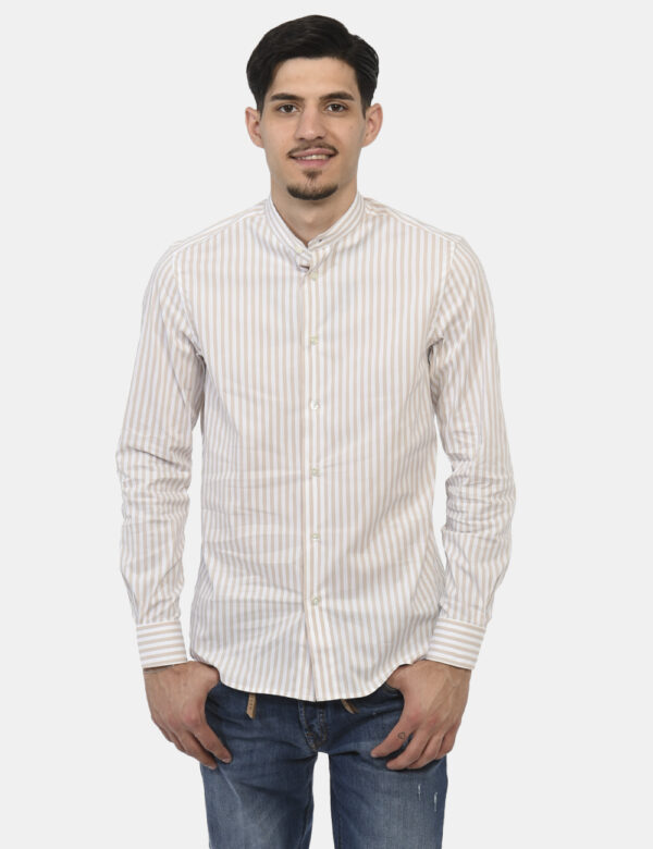 Camicia Gazzarrini Beige - Camicia classica in fantasia rigata bianca e beige. La vestibilità è morbida e pratica grazie a b