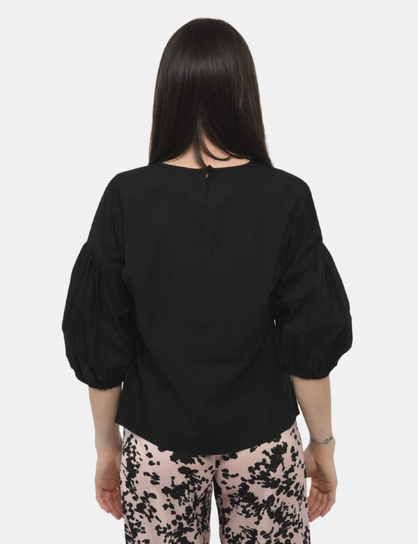 Blusa Sundek Nero - Blusa con maniche e trequarti con polsino ad elastico ed in total nero. La vestibilità è morbida e prati