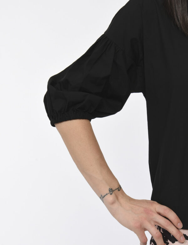 Blusa Sundek Nero - Blusa con maniche e trequarti con polsino ad elastico ed in total nero. La vestibilità è morbida e prati