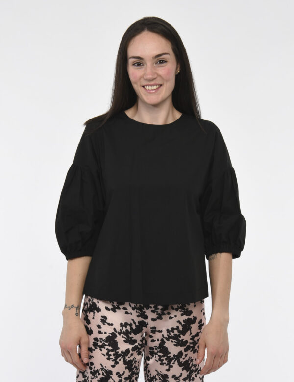 Blusa Sundek Nero - Blusa con maniche e trequarti con polsino ad elastico ed in total nero. La vestibilità è morbida e prati