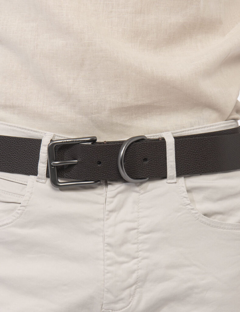 Cintura Calvin Klein Marrone - Cintura in total marrone scuro con trama lavorata. Presente fibbia in metallo con logo brand.