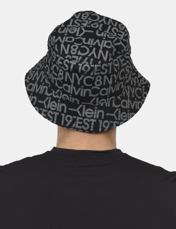 Cappello Calvin Klein Nero - Cappello alla pescatore su base nera con stampa allover logo brand in tinta grigia. L'indossatu