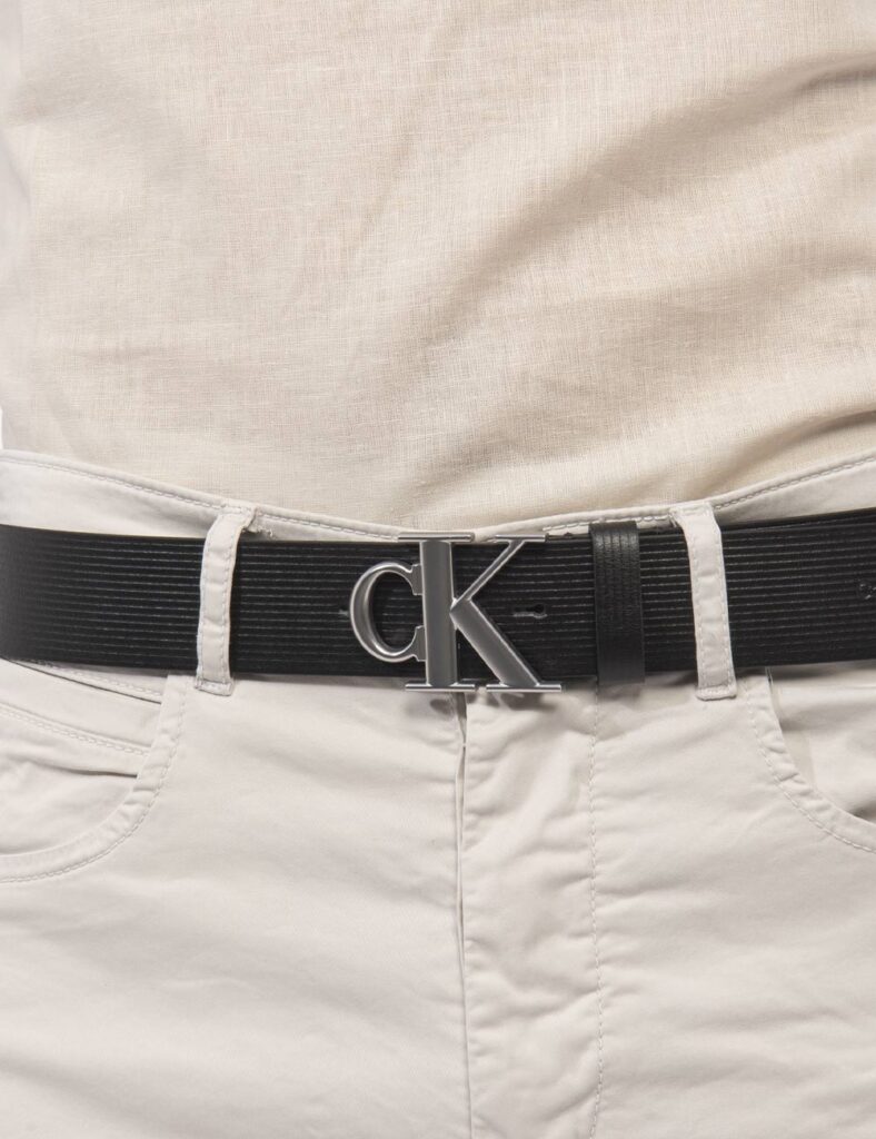 Cintura Calvin Klein Nero - Cintura classica in total nera rigata con logo brand in metallo argento. L'indossatura è pratica