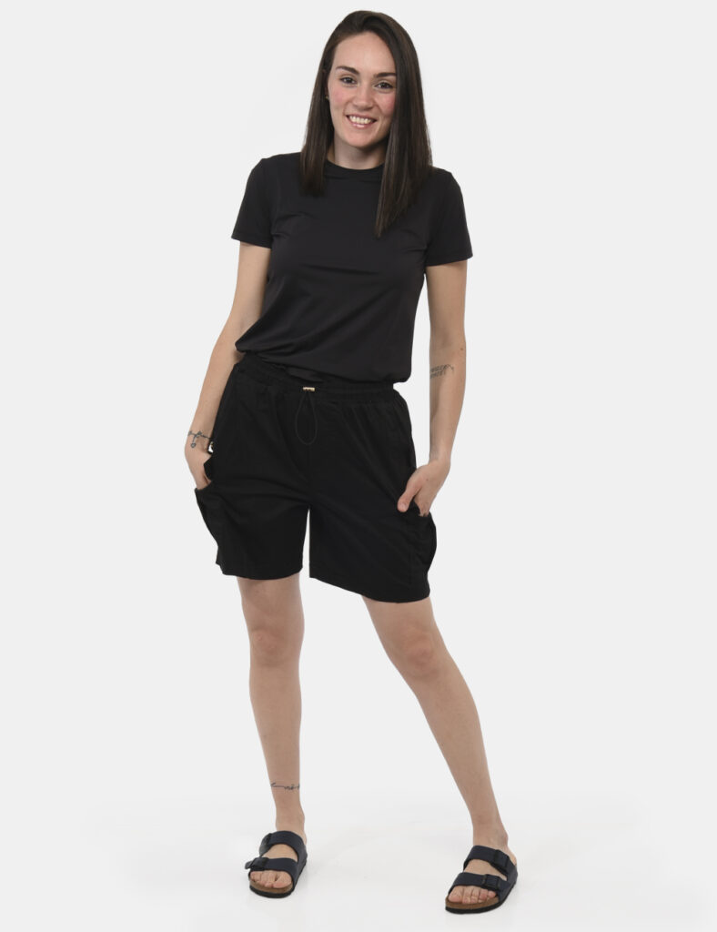 Shorts Yes Zee Nero - Shorts in total nero con tasche a taglio trasversale sul fronte e tasche a toppa sia laterali sia sul