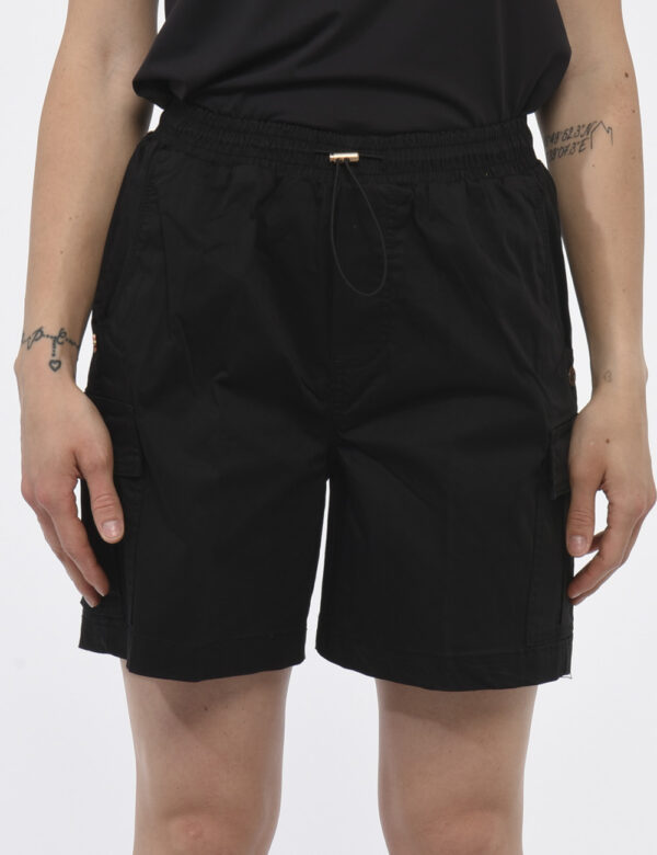 Shorts Yes Zee Nero - Shorts in total nero con tasche a taglio trasversale sul fronte e tasche a toppa sia laterali sia sul