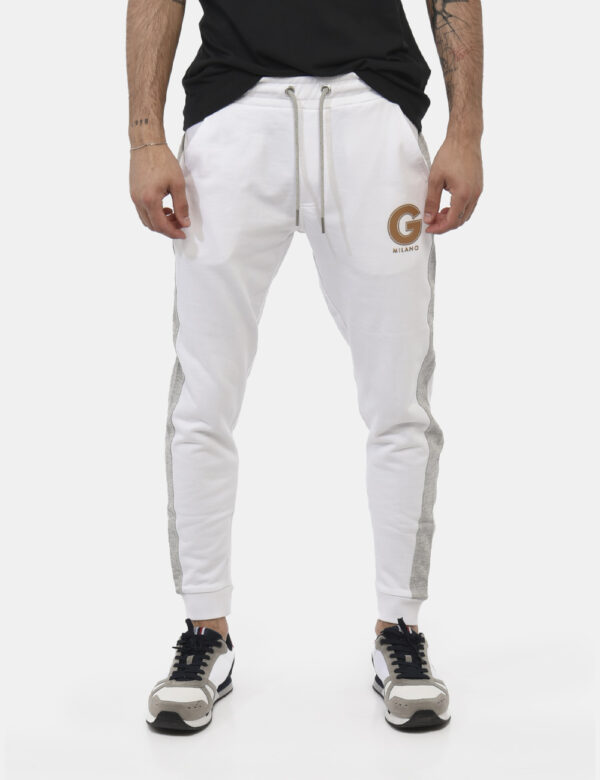 Pantaloni Gazzarrini Bianco - Pantaloni da tuta in total bianco con bande laterali grigie. Presenti tasche a taglio trasvers