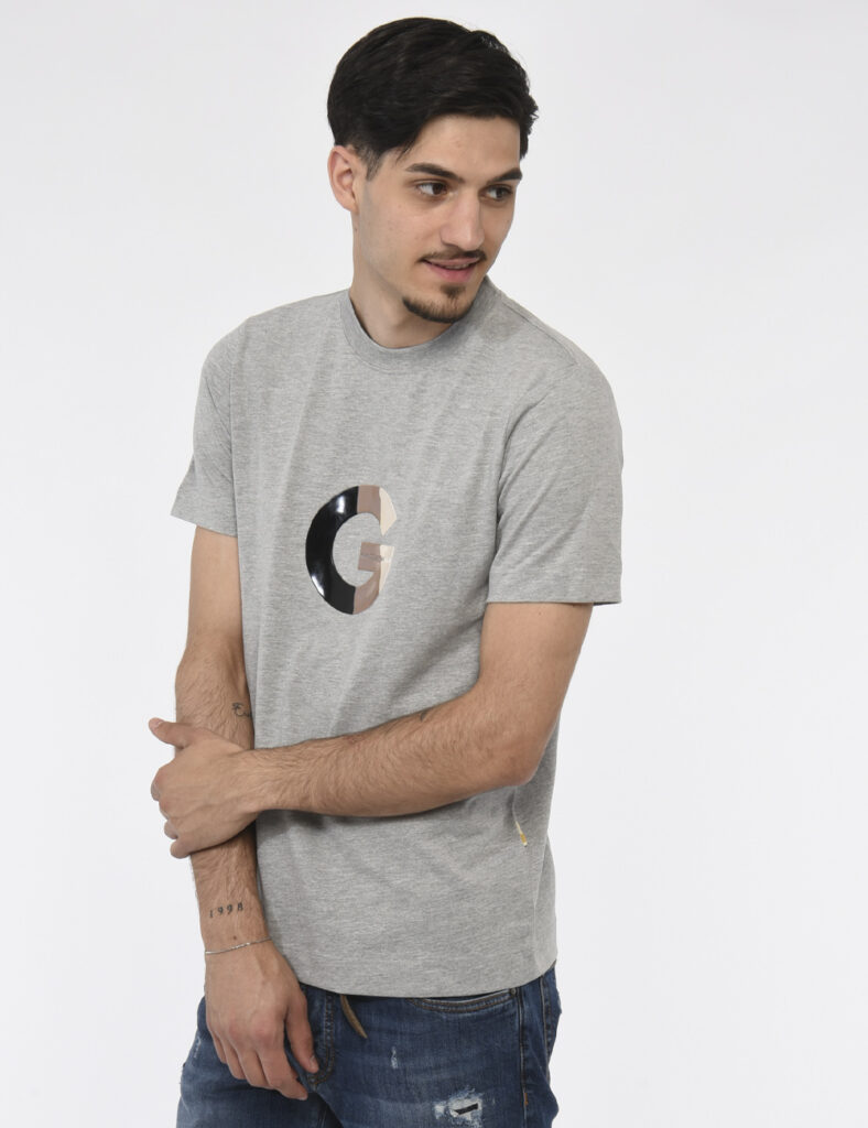 T-shirt Gazzarrini Grigio - T-shirt classica su base grigio chiaro con stampa logo brand in pelle lucida e varie tonalità di