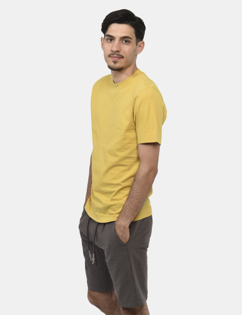 T-shirt Gazzarrini Giallo - T-shirt classica in total giallo senape. La vestibilità è morbida e regolare. La t-shirt è adatt
