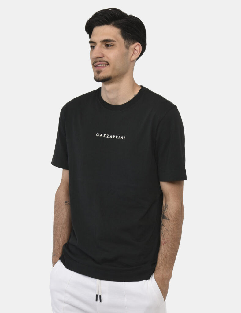 T-shirt Gazzarrini Nero - T-shirt classica su base nero slavato con logo brand bianco. La vestibilità è morbida e regolare.