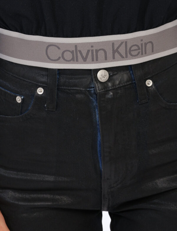 Giacca Calvin Klein Nero - Giacca a vento corta con cappuccio e zip. Presenta polsini e borso inferiore con logo Calvin Klei