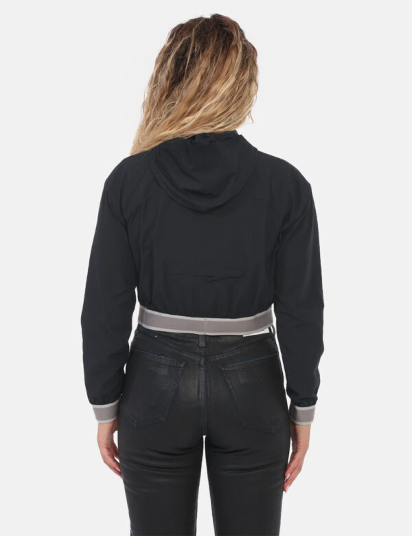 Giacca Calvin Klein Nero - Giacca a vento corta con cappuccio e zip. Presenta polsini e borso inferiore con logo Calvin Klei