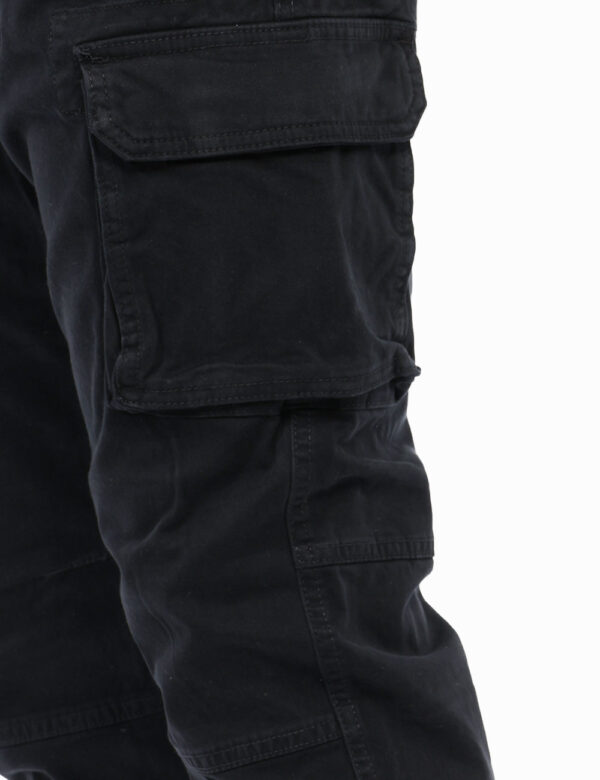 Pantaloni Cargo Gas Nero - Pantaloni modello Cargo con tasconi laterali, il must have degli outfit delle ultime stagioni! No