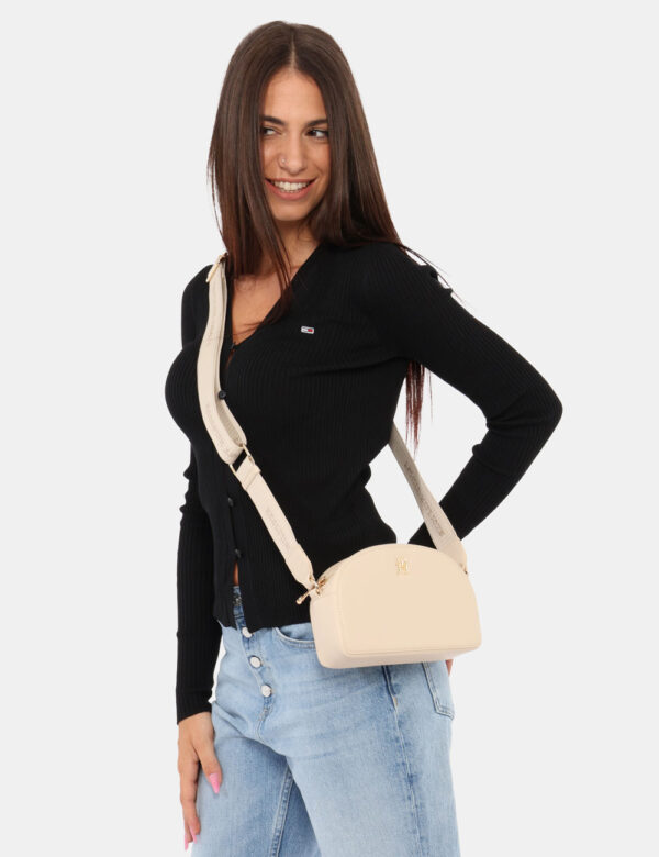 Borsa Tommy Hilfiger Beige - Cod. art. AW0AW16679 OVVi ricordiamo che tutti i nostri articoli sono originali.