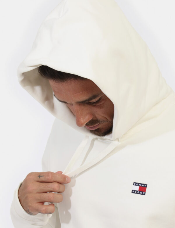 Felpa TOMMY HILFIGER Bianco - Felpa classica con cappuccio in total bianco panna con logo brand ricamato ad altezza cuore pi