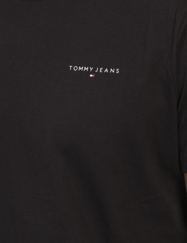 T-shirt TOMMY HILFIGER Nero - T-shirt classica in total nero con piccolo logo brand stampato in bianco ad altezza cuore. La