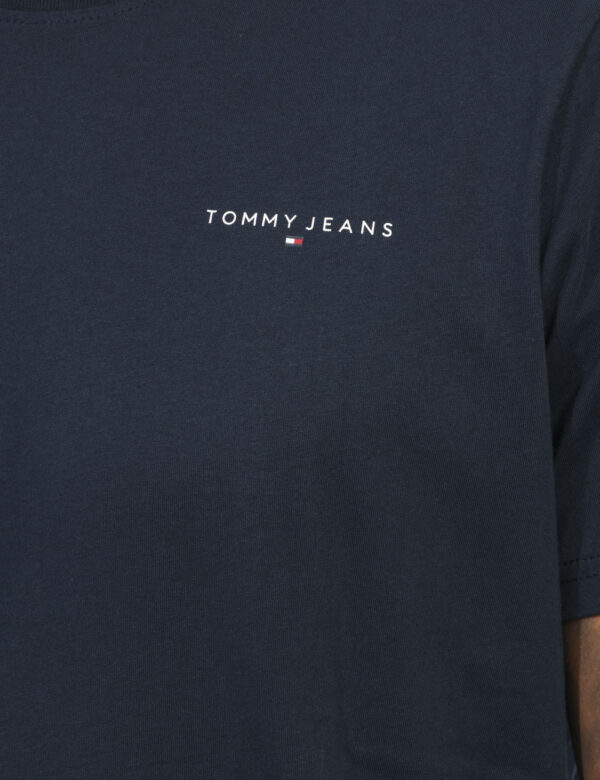 T-shirt TOMMY HILFIGER Blu - T-shirt classica in total blu navy con piccolo logo brand stampato in bianco ad altezza cuore.