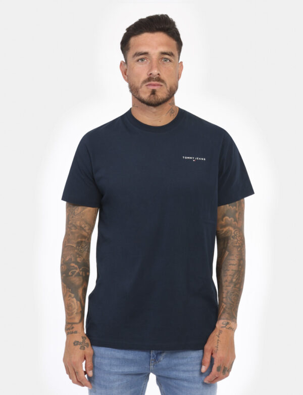 T-shirt TOMMY HILFIGER Blu - T-shirt classica in total blu navy con piccolo logo brand stampato in bianco ad altezza cuore.