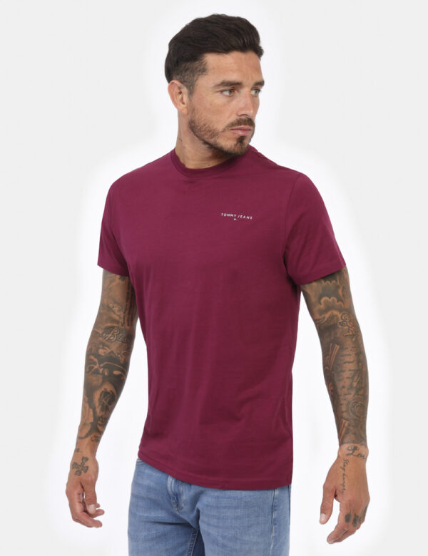 T-shirt TOMMY HILFIGER Bordeaux - T-shirt classica in total bordeaux con piccolo logo brand stampato in bianco ad altezza cu