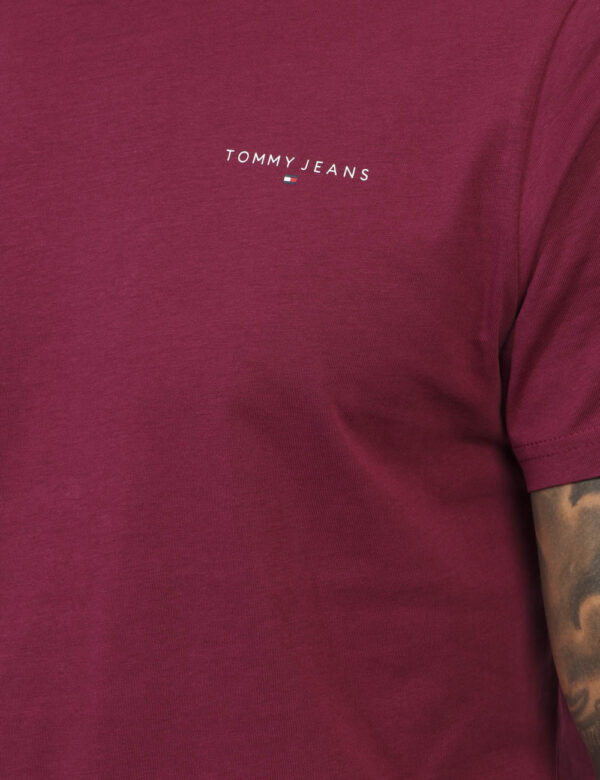 T-shirt TOMMY HILFIGER Bordeaux - T-shirt classica in total bordeaux con piccolo logo brand stampato in bianco ad altezza cu