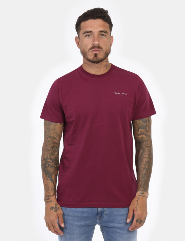 T-shirt TOMMY HILFIGER Bordeaux - T-shirt classica in total bordeaux con piccolo logo brand stampato in bianco ad altezza cu