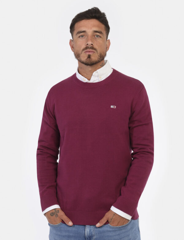 Maglione Tommy Hilfiger Bordeaux - Maglione in cotone leggero, con girocollo classico ed in total bordeaux. La vestibilità è