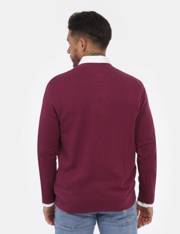 Maglione Tommy Hilfiger Bordeaux - Maglione in cotone leggero, con girocollo classico ed in total bordeaux. La vestibilità è