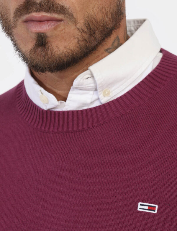 Maglione Tommy Hilfiger Bordeaux - Maglione in cotone leggero, con girocollo classico ed in total bordeaux. La vestibilità è