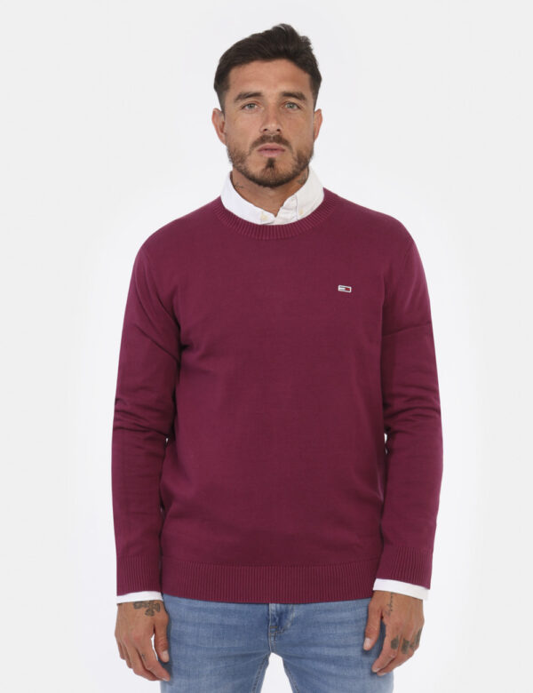 Maglione Tommy Hilfiger Bordeaux - Maglione in cotone leggero, con girocollo classico ed in total bordeaux. La vestibilità è